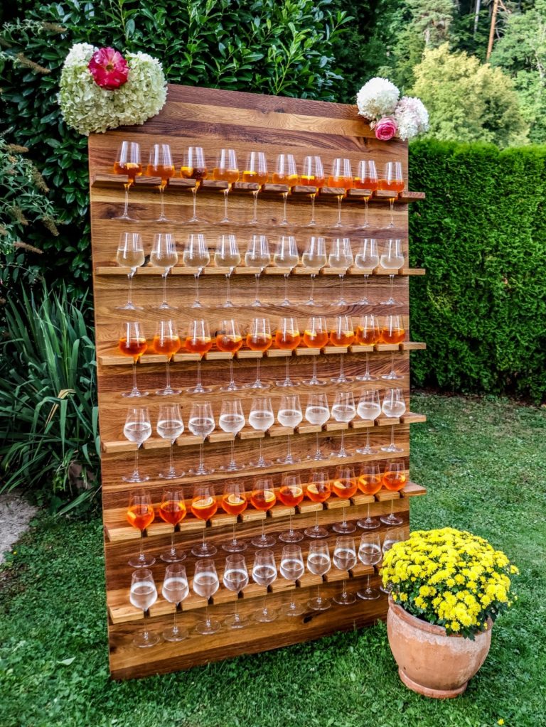 Prosecco-Wand für Hochzeiten und Events – stilvolle Präsentation von bis zu 60 Sekt- oder Weingläsern, moderne Alternative zur mobilen Bar. 