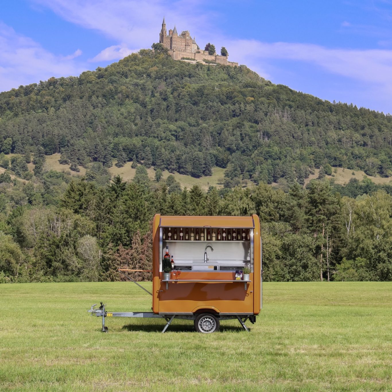Mobile Bar vor Schloss Hohenzollern für exklusive Events Mobile Bar vor Schloss Hohenzollern – stilvolle Getränkeservices für Hochzeiten, Events und exklusive Feiern mit einzigartigem Ambiente.