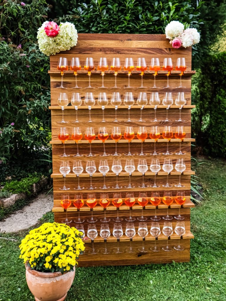 Elegante Prosecco-Wand für Hochzeiten & Feiern Prosecco-Wand mit stilvoll präsentierten Sektgläsern – Highlight für Sektempfänge, Hochzeiten und besondere Events