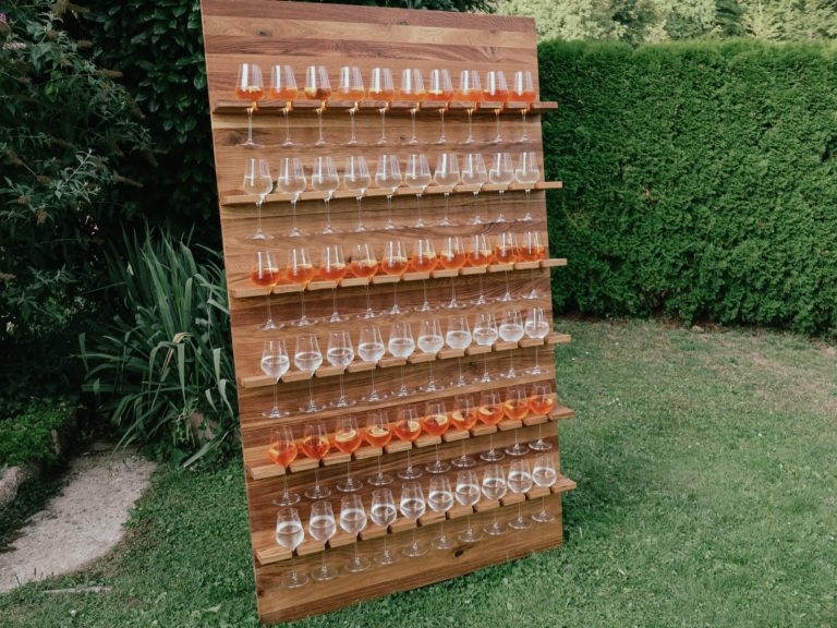 Proseccowand mit Sekt & Aperol für unvergessliche Feiern Proseccowand gefüllt mit Sektflaschen und Aperol – perfekte Getränkewand für Events, Partys und stilvolle Feiern.
