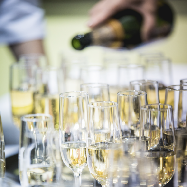 Sektempfang bei Hochzeit oder Event – frisch eingeschenkte Sektgläser auf festlich gedecktem Tisch, eleganter Empfangsservice