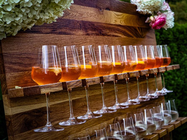 Prosecco-Wand mit Aperol Spritz Nahaufnahme der Prosecco-Wand mit Aperol Spritz – stilvoll gefüllte Gläser als Highlight für Sektempfang und Events